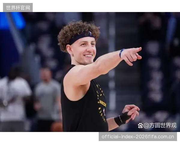 勇士季后赛调整进攻策略,强调外线投射以破解对手的密集防守。 勇士季后赛调整进攻策略,强调外线投射以破解对手的密集防守。